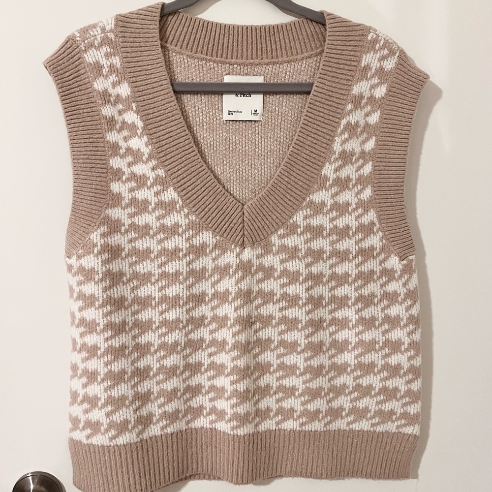 NWOT Abercrombie Cropped Fuzzy V-Neck Sweater Vest